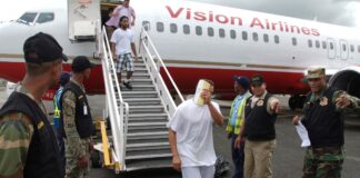 Estados Unidos deportó este martes a otros 94 dominicanos que cumplieron condenas en cárceles de esa nación por tráfico de drogas, asesinato, asalto, falsificación, fraude, violación y secuestro, entre otros delitos.
