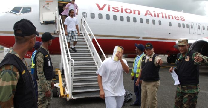 Estados Unidos deportó este martes a otros 94 dominicanos que cumplieron condenas en cárceles de esa nación por tráfico de drogas, asesinato, asalto, falsificación, fraude, violación y secuestro, entre otros delitos.