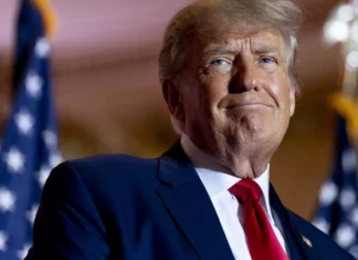 La Corte Suprema de Colorado rechaza que Trump pueda participar en las presidenciales de 2024 en ese estado En una decisión de 4 votos contra 3, el tribunal dictaminó que Trump no es un candidato elegible por haber participado en una insurrección por los disturbios del Capitolio de Estados Unidos hace casi tres años.