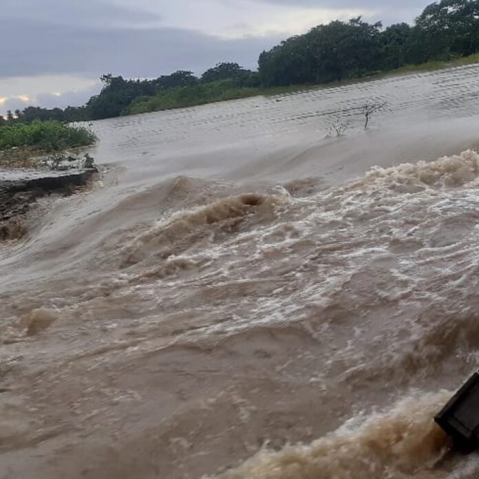 Está desaparecido un hombre que este lunes fue arrastrado por las aguas del río La Majagua en el municipio Peralvillo, provincia Monte Plata.