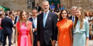 La Casa Real de España se enfrenta a un verdadero escándalo mediático debido a los crecientes rumores que cuestionan la filiación del rey Felipe VI con respecto a las princesas Leonor y Sofía. La magnitud de estas especulaciones ha llevado a la sociedad a demandar la realización de pruebas de ADN para esclarecer de una vez por todas la paternidad de las herederas al trono.