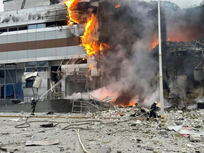 Rusia lanza su mayor ataque aéreo sobre Ucrania desde el inicio de la invasión Rusia lanzó el mayor ataque aéreo contra Ucrania desde el comienzo de la invasión a gran escala, informó el ejército ucraniano a CNN, con un número sin precedentes de drones y misiles disparados contra objetivos en todo el país, que mataron a al menos 12 personas e hirieron a decenas más.