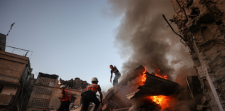 Al menos 19 palestinos han muerto en un ataque aéreo israelí contra una escuela al este de la ciudad de Gaza, en la Franja de Gaza, informan medios locales.