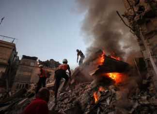 Al menos 19 palestinos han muerto en un ataque aéreo israelí contra una escuela al este de la ciudad de Gaza, en la Franja de Gaza, informan medios locales.