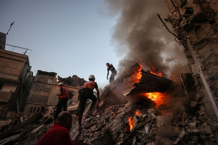 Al menos 19 palestinos han muerto en un ataque aéreo israelí contra una escuela al este de la ciudad de Gaza, en la Franja de Gaza, informan medios locales.
