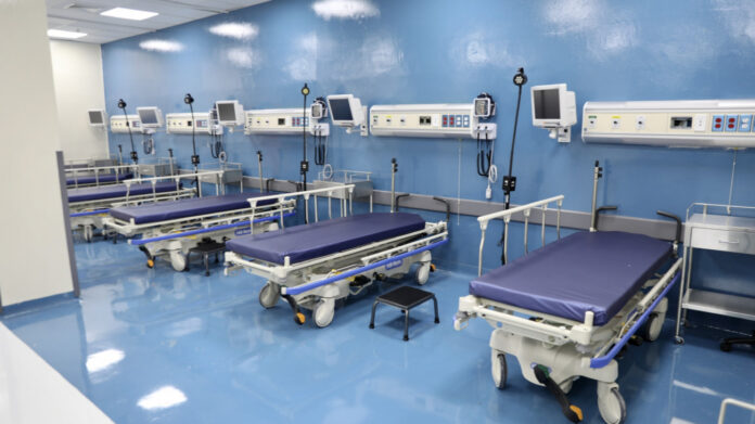 El director del Servicio Nacional de Salud (SNS), Mario Lama, informó que las Emergencias de los centros hospitalarios que conforman la Red Pública fueron fortalecidas con personal médico, medicamentos y camas extras para atender las eventualidades que suelen presentarse durante el asueto de Nochebuena y Navidad.