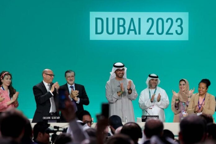 El acuerdo final de la cumbre del clima de Dubái llama a los países a transitar hacia el fin de los combustibles fósiles. Es la primera vez en los más de 30 años de estas conferencias en la que se incluye una mención explícita a los hidrocarburos, el principal culpable de la crisis climática.