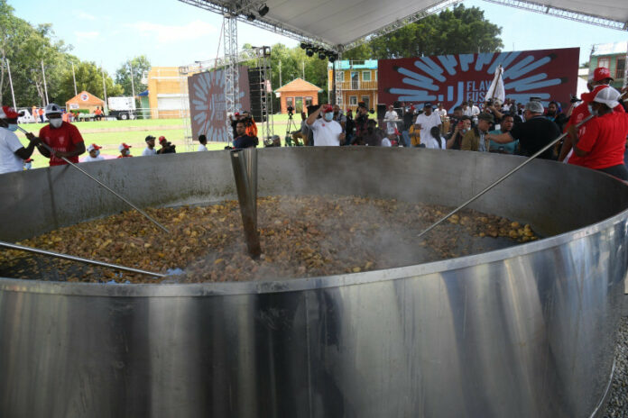 RD no alcanza el Récord Guinness del sancocho más grande del mundo El jurado del Guinness World Records informó que República Dominicana no batió el récord del sancocho más grande del mundo en su intento oficial el pasado sábado 25 de noviembre, por no cumplir con el peso mínimo establecido por la organización.