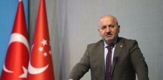 Un diputado turco de la oposición falleció este jueves, dos días después de sufrir un infarto y desplomarse ante el Parlamento al terminar un discurso en el que criticaba la política del gobierno hacia Israel.