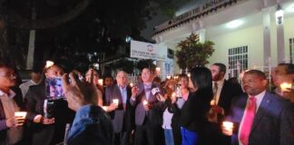 Un colectivo de juristas montó una vigilia en la sede principal del Colegio de Abogados de la República Dominicana (CARD) con un encendido de velas, como protesta por el resultado de las elecciones realizadas para escoger el presidente del gremio.