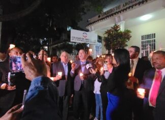 Juristas realizan encendido de velas en protesta por los resultados en las elecciones del Colegio de Abogados Un colectivo de juristas montó una vigilia en la sede principal del Colegio de Abogados de la República Dominicana (CARD) con un encendido de velas, como protesta por el resultado de las elecciones realizadas para escoger el presidente del gremio.