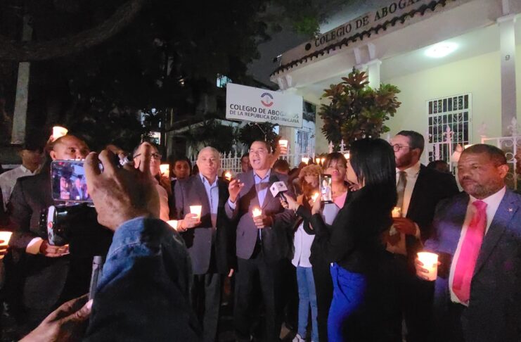 Un colectivo de juristas montó una vigilia en la sede principal del Colegio de Abogados de la República Dominicana (CARD) con un encendido de velas, como protesta por el resultado de las elecciones realizadas para escoger el presidente del gremio.