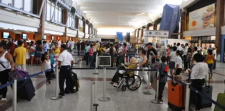 Decenas de miles de viajeros seguían llegando al país desde diferentes destinos del mundo con motivo de las navidades, con lo que se cumplen los pronósticos de las autoridades aeroportuarias de que este año, habrá una cifra récord de pasajeros.