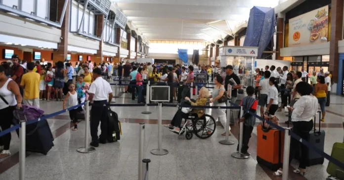 Se esperan 600 mil pasajeros por el AILA Decenas de miles de viajeros seguían llegando al país desde diferentes destinos del mundo con motivo de las navidades, con lo que se cumplen los pronósticos de las autoridades aeroportuarias de que este año, habrá una cifra récord de pasajeros.