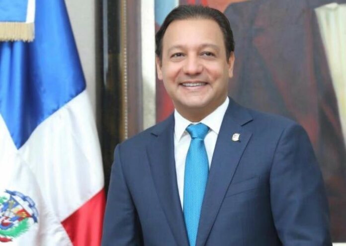 El candidato presidencial del Partido de la Liberación Dominicana (PLD), Abel Martínez, inmediatamente se dio a conocer los nuevos miembros del Tribunal Constitucional, tronó contra su escogencia, principalmente la del nuevo presidente de la alta corte, Napoleón Estévez, por su supuesta afiliación al Partido Revolucionario Moderno (PRM).