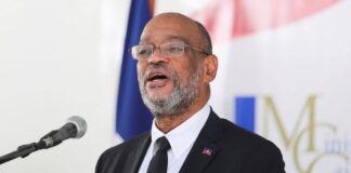 El primer ministro haitiano, Ariel Henry, recibió a una delegación de Kenya junto a representantes del Gobierno estadounidense en el marco de los preparativos para el despliegue de una misión internacional de seguridad.