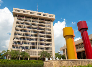 Hay suficientes divisas disponibles en el mercado cambiario de la República Dominicana, aseguró el gobernador del Banco Central (BC), Héctor Valdez Albizu.