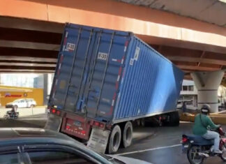Patana atascada debajo de elevado de la 27 de Febrero provoca tapones este sábado