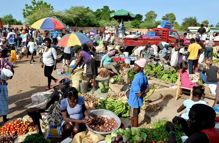Hoy abre sus puertas Mercado fronterizo de Dajabón sin los haitianos Sin la presencia de compradores y vendedores haitianos, por el cierre de la frontera, el Mercado Fronterizo de Dajabón estará abierto para el intercambio comercial a partir de este lunes 11 de diciembre.