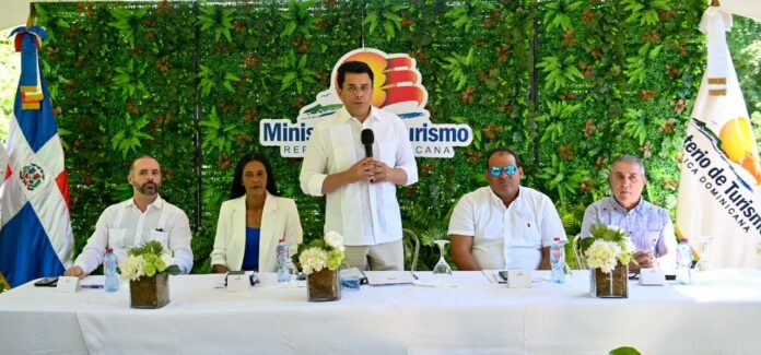 El ministro de Turismo, David Collado, dejó iniciados este lunes la construcción de estacionamiento vehicular de la playa de Bayahíbe, con una inversión de 192 millones 316 mil 767 pesos.