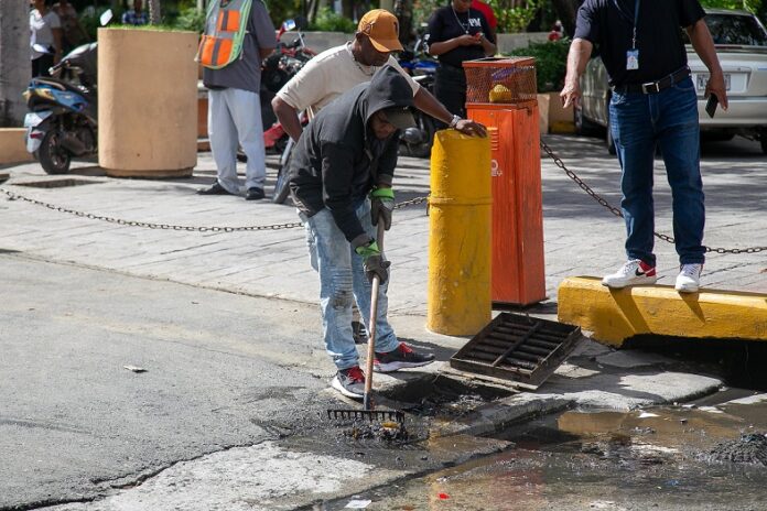 La alcaldesa del Distrito Nacional, Carolina Mejía activó en sesión permanente el Comité de Prevención, Mitigación y Respuesta ante Desastres (PMR-DN), debido a las lluvias ocasionadas por una vaguada y un sistema frontal que ha puesto en alerta verde y amarilla dieciséis provincias. Mejía explicó que la activación del comité se basa en información proporcionada por la Oficina Nacional de Meteorología (Onamet) y el Centro de Operaciones de Emergencias (COE).