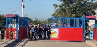 Camioneros haitianos destruyeron la tarde de este jueves el portón ubicado en el puente de la comunidad haitiana de Juana Méndez, que permite el acceso a territorio dominicano a través del paso de la frontera de Dajabón.
