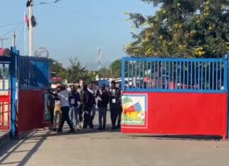 Nueva tensión en la frontera, tras haitianos romper portón en Juana Méndez Camioneros haitianos destruyeron la tarde de este jueves el portón ubicado en el puente de la comunidad haitiana de Juana Méndez, que permite el acceso a territorio dominicano a través del paso de la frontera de Dajabón.