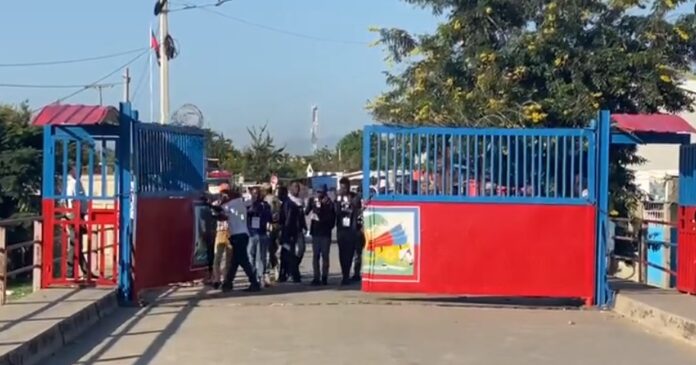 Camioneros haitianos destruyeron la tarde de este jueves el portón ubicado en el puente de la comunidad haitiana de Juana Méndez, que permite el acceso a territorio dominicano a través del paso de la frontera de Dajabón.