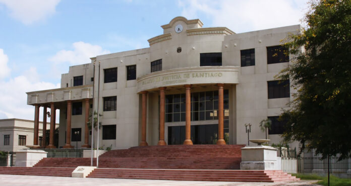 La Oficina Judicial de Servicios de Atención Permanente de Santiago impuso 12 meses de prisión preventiva, como medida de coerción, contra hombre que intentó evadir su responsabilidad penal por la comisión de delitos cibernéticos investigados bajo la Operación Discovery 2.0, y que fue sorprendido pretendiendo huir del país por el Aeropuerto Internacional de Las Américas José Francisco Peña Gómez.