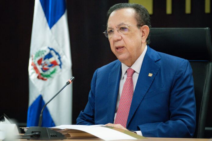 Faltando pocas semanas para que concluya el 2023, el gobernador del Banco Central de la República Dominicana, Héctor Valdez Albizu, proyectó una cifra basada en resultados concretos sobre cuánto crecerá (o creció) la economía local en el año: en torno al 2.5 %.