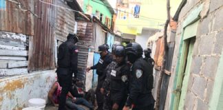 Agentes de la Dirección de Investigaciones Criminales de la Policía Nacional (DICRIM), división Santo Domingo Norte, arrestaron al presunto cabecilla de una banda de asaltantes que se dedicaban a la invasión de terrenos y falsificación de documentos, en detrimento de decenas de moradores de esa demarcación.