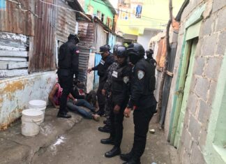 Apresan presunto cabecilla de banda que mantenía en zozobra a Villa Mella Agentes de la Dirección de Investigaciones Criminales de la Policía Nacional (DICRIM), división Santo Domingo Norte, arrestaron al presunto cabecilla de una banda de asaltantes que se dedicaban a la invasión de terrenos y falsificación de documentos, en detrimento de decenas de moradores de esa demarcación.