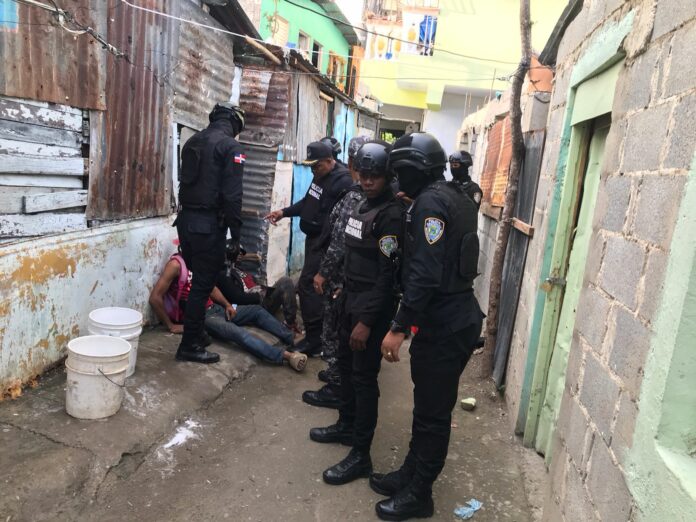 Agentes de la Dirección de Investigaciones Criminales de la Policía Nacional (DICRIM), división Santo Domingo Norte, arrestaron al presunto cabecilla de una banda de asaltantes que se dedicaban a la invasión de terrenos y falsificación de documentos, en detrimento de decenas de moradores de esa demarcación.