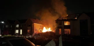 Una residencia en Arlington, perteneciente al estado de Virginia en Estados Unidos, explotó la noche de este lunes pocos minutos luego de que agentes de la Policía estuvieran a punto de inspeccionar el inmueble, en el que un hombre disparó con una pistola de bengalas en el interior del mismo.