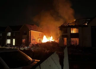 Explota casa cuando agentes policiales iban a revisarla en Arlington, EE.UU. Una residencia en Arlington, perteneciente al estado de Virginia en Estados Unidos, explotó la noche de este lunes pocos minutos luego de que agentes de la Policía estuvieran a punto de inspeccionar el inmueble, en el que un hombre disparó con una pistola de bengalas en el interior del mismo.