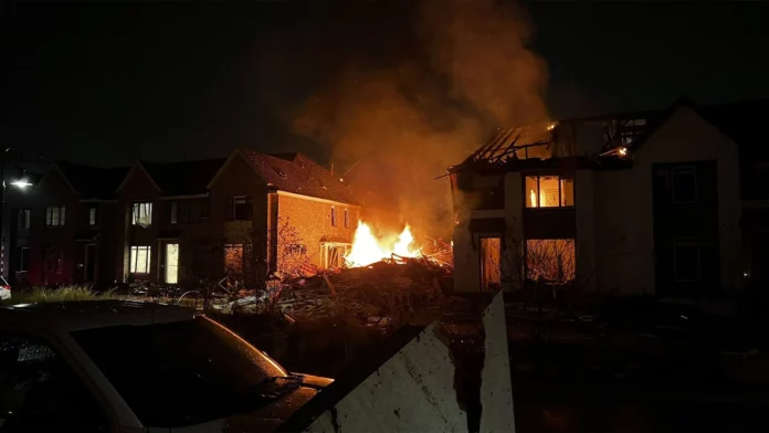 Una residencia en Arlington, perteneciente al estado de Virginia en Estados Unidos, explotó la noche de este lunes pocos minutos luego de que agentes de la Policía estuvieran a punto de inspeccionar el inmueble, en el que un hombre disparó con una pistola de bengalas en el interior del mismo.