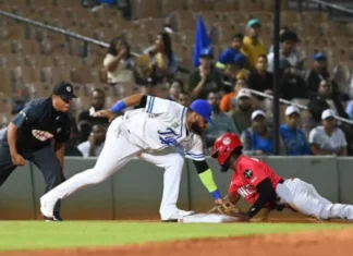 Los Tigres del Licey vencieron la noche del jueves ocho vueltas por cuatro a los Leones del Escogido en choque celebrado en el estadio Quisqueya Juan Marichal, para pasar así a ocupar la tercera posición en el standing del torneo de béisbol otoño invernal. Fue el cuarto triunfo consecutivo para el equipo azul.