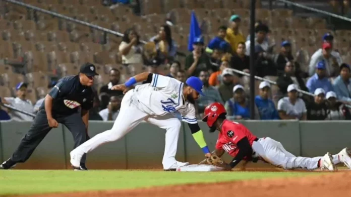 Licey gana 4to. en línea venciendo al Escogido Los Tigres del Licey vencieron la noche del jueves ocho vueltas por cuatro a los Leones del Escogido en choque celebrado en el estadio Quisqueya Juan Marichal, para pasar así a ocupar la tercera posición en el standing del torneo de béisbol otoño invernal. Fue el cuarto triunfo consecutivo para el equipo azul.