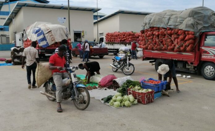 Haitianos logran entrar, pero los detiene el registro biométrico Pese a que una turba rompió el jueves el portón en el puente de la localidad haitiana de Juana Méndez que da acceso a la República Dominicana por el paso fronterizo de Dajabón, haitianos se han negado a participar este viernes en el intercambio comercial con dominicanos, en rechazo al proceso de registro de datos biométrico.