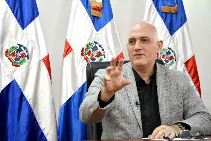 El ministro de Economía, Planificación y Desarrollo, Pável Isa Contreras, afirmó que la economía dominicana experimenta un cambio positivo y las proyecciones de expansión al cierre de este año son de un 2.5 por ciento.