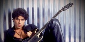 El destacado músico peruano Pedro Suárez-Vértiz, figura icónica del rock en su país, falleció este jueves a los 54 años por causas naturales, informa El Comercio haciéndose eco del parte de la Policía Nacional del Perú.