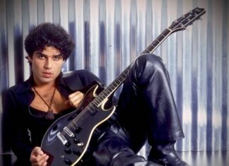 El destacado músico peruano Pedro Suárez-Vértiz, figura icónica del rock en su país, falleció este jueves a los 54 años por causas naturales, informa El Comercio haciéndose eco del parte de la Policía Nacional del Perú.
