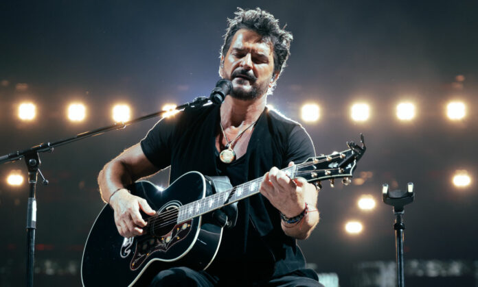 Ricardo Arjona informó a través de sus redes sociales que, tras el último concierto ofrecido en Chile, “desparecerá” por algún tiempo, por problemas de salud.
