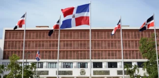 La controvertida modificación al contrato de renegociación de la concesión de Aeropuertos Dominicanos Siglo XXI (Aerodom) a la empresa VINCI Airports fue aprobada el pasado martes 5 de este mes en única lectura en la Cámara de Diputados y ahora va rauda al Senado, donde se prevé que la mayoría perremeísta, que domina la Cámara Alta, logre la aprobación del convenio.