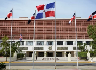 Oposición pide contrato Aerodom sea enviado a estudiarse y luego aprobarse La controvertida modificación al contrato de renegociación de la concesión de Aeropuertos Dominicanos Siglo XXI (Aerodom) a la empresa VINCI Airports fue aprobada el pasado martes 5 de este mes en única lectura en la Cámara de Diputados y ahora va rauda al Senado, donde se prevé que la mayoría perremeísta, que domina la Cámara Alta, logre la aprobación del convenio.