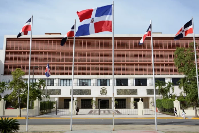 La controvertida modificación al contrato de renegociación de la concesión de Aeropuertos Dominicanos Siglo XXI (Aerodom) a la empresa VINCI Airports fue aprobada el pasado martes 5 de este mes en única lectura en la Cámara de Diputados y ahora va rauda al Senado, donde se prevé que la mayoría perremeísta, que domina la Cámara Alta, logre la aprobación del convenio.