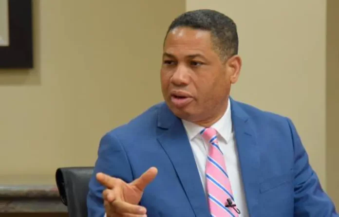 La oficina de la Fundación Dominicana Debate Global en Barahona, a cargo de Trajano Santana, fue allanada la Procuraduría General de la República en coordinación con la Dirección Nacional de Control de Drogas (DNCD).