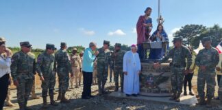 El ministro de Defensa, teniente general Carlos Luciano Díaz Morfa, develó una obra de la virgen de la Altagracia en el río Masacre, en Dajabón, en el punto donde permanece la tensión por la construcción del canal por parte de Haití.