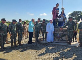 El ministro de Defensa, teniente general Carlos Luciano Díaz Morfa, develó una obra de la virgen de la Altagracia en el río Masacre, en Dajabón, en el punto donde permanece la tensión por la construcción del canal por parte de Haití.