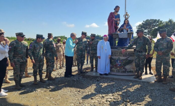 Develan imagen de la virgen de la Altagracia en la frontera por Dajabón El ministro de Defensa, teniente general Carlos Luciano Díaz Morfa, develó una obra de la virgen de la Altagracia en el río Masacre, en Dajabón, en el punto donde permanece la tensión por la construcción del canal por parte de Haití.